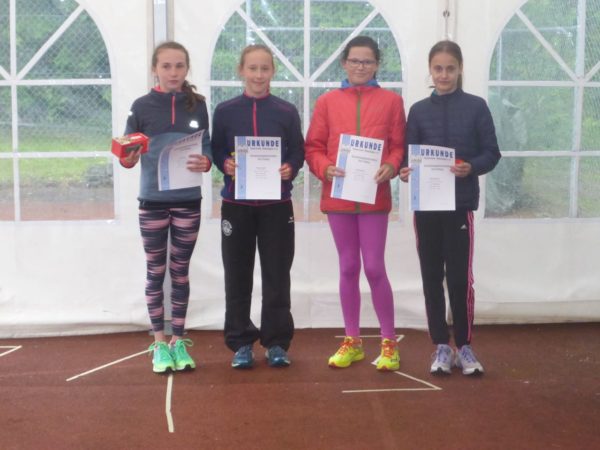 Dreikampf W12 v. l. n. r.
1. Platz Nina Wich
3. Platz Luisa Erlacher
5. Platz Helena Scheurer