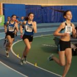 Sarah und Franziksa (Mitte) beim 800 m Lauf